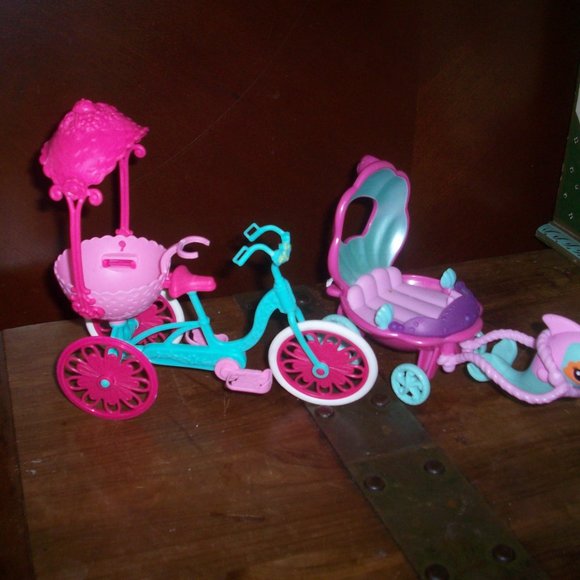 My Little Pony Ponyville Mermaid Castle Dolphin Carriage + Mattel 2016 Bicycle - Picture 1 of 7
